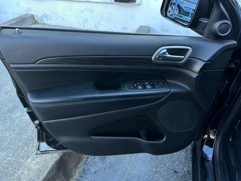 Used 2019 Jeep Grand Cherokee Laredo image 11