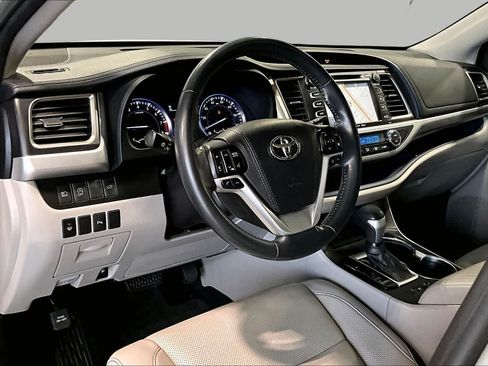 Used 2018 Toyota Highlander Limited FWD image 17