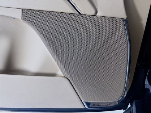 Used 2023 Cadillac Escalade ESV Premium Luxury image 9