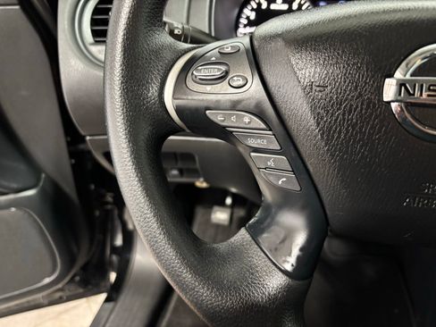 Used 2019 Nissan Pathfinder S image 22