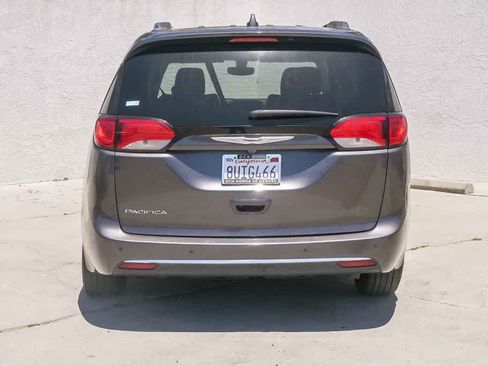 Used 2019 Chrysler Pacifica Touring-L FWD image 7