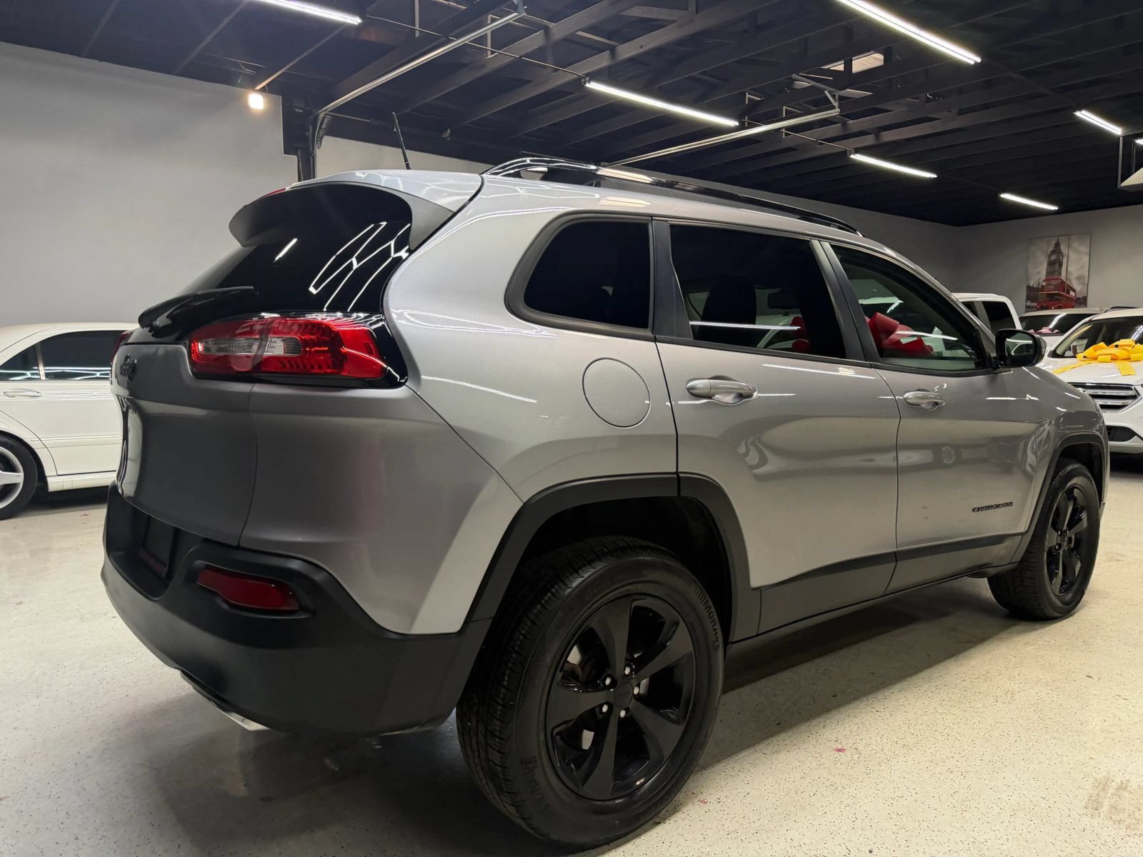 Used 2016 Jeep Cherokee Latitude FWD image 12