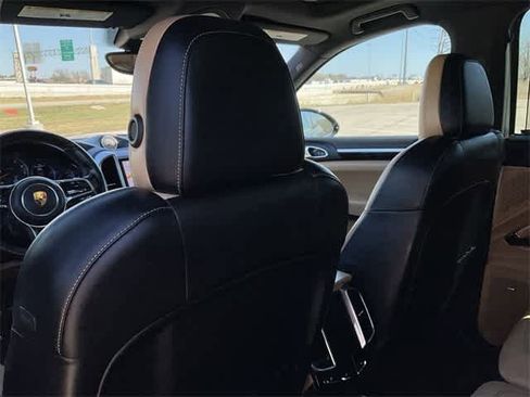 Used 2018 Porsche Cayenne Platinum Edition image 15