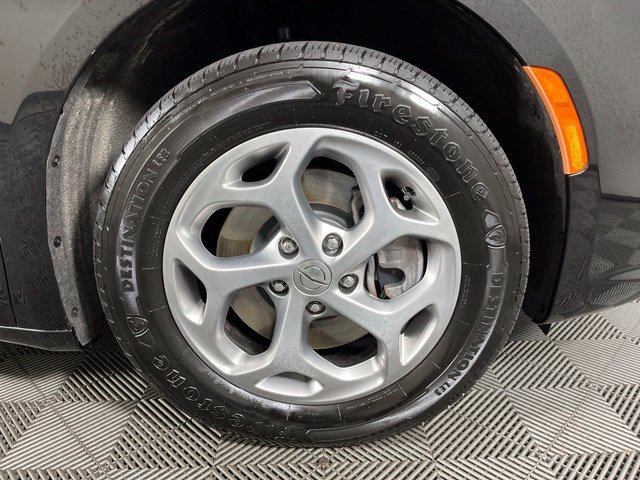 Used 2023 Chrysler Pacifica Limited AWD/4WD image 9