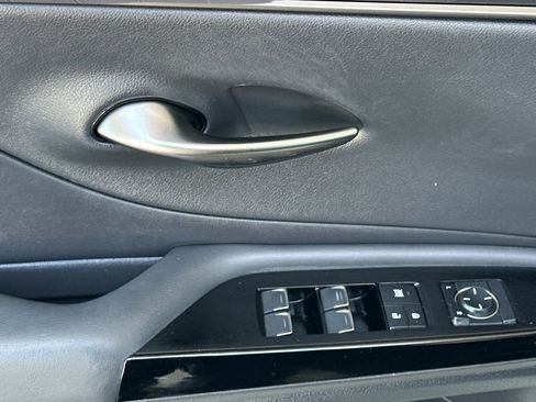 Used 2022 Lexus ES 300h w/ Accessory Package FWD image 13