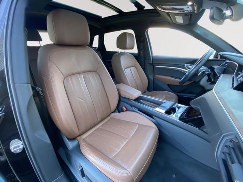 Used 2022 Audi e-tron Premium Plus w/ Premium Plus Package image 28