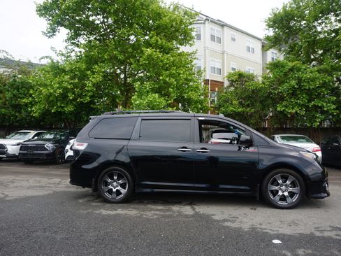 Used 2017 Toyota Sienna SE w/ SE Preferred Package FWD image 3