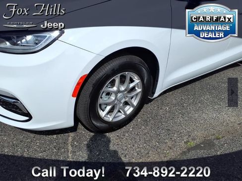 Used 2026 Chrysler Pacifica Select FWD image 5