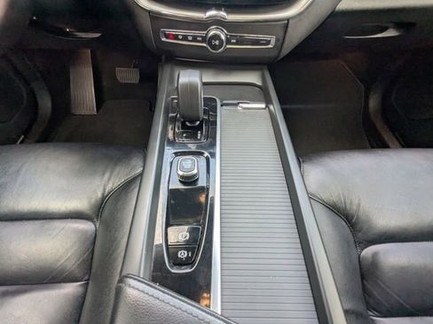 Used 2023 Volvo XC60 B5 Core image 24