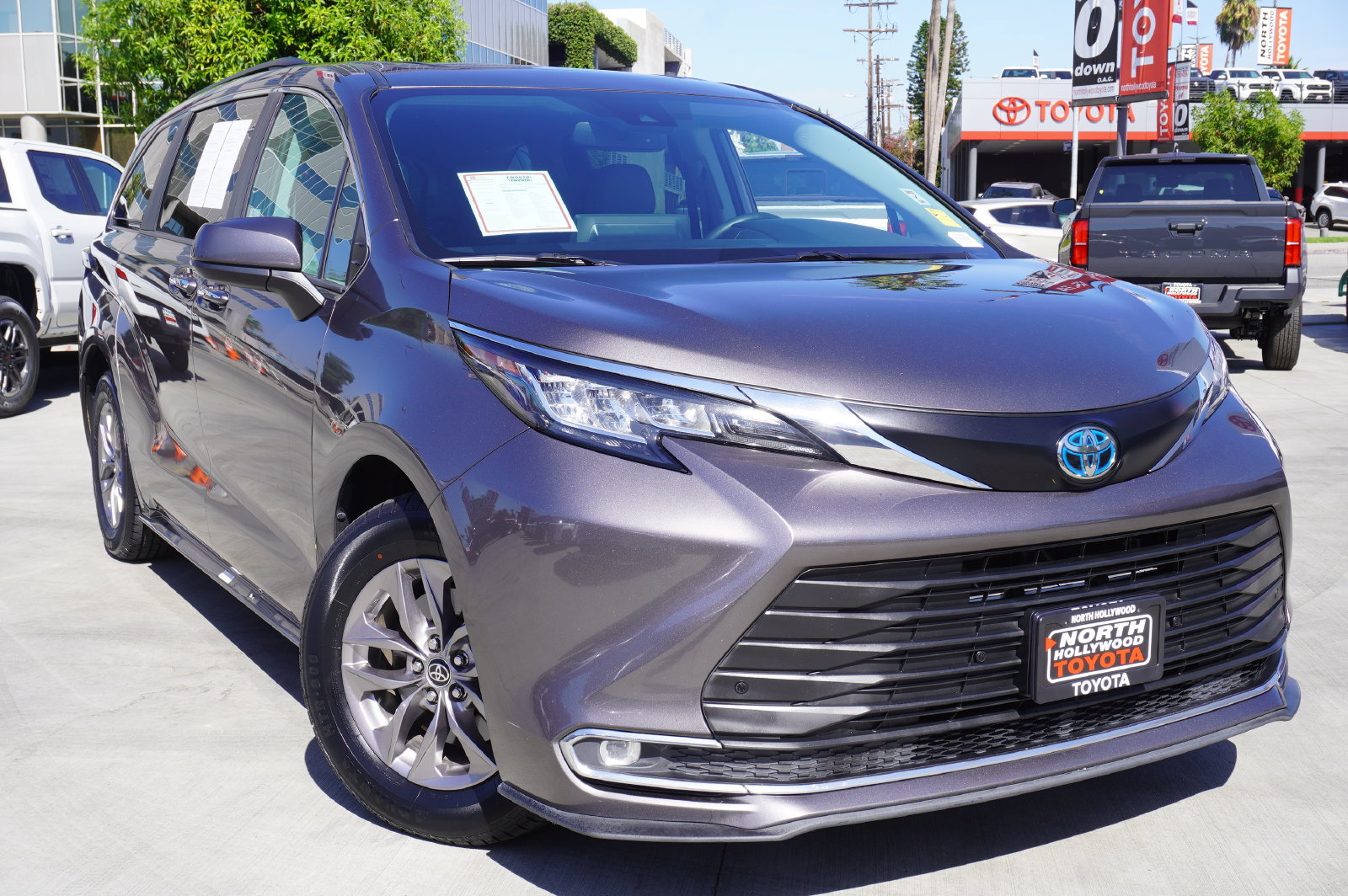 Certified 2023 Toyota Sienna XLE FWD image 2