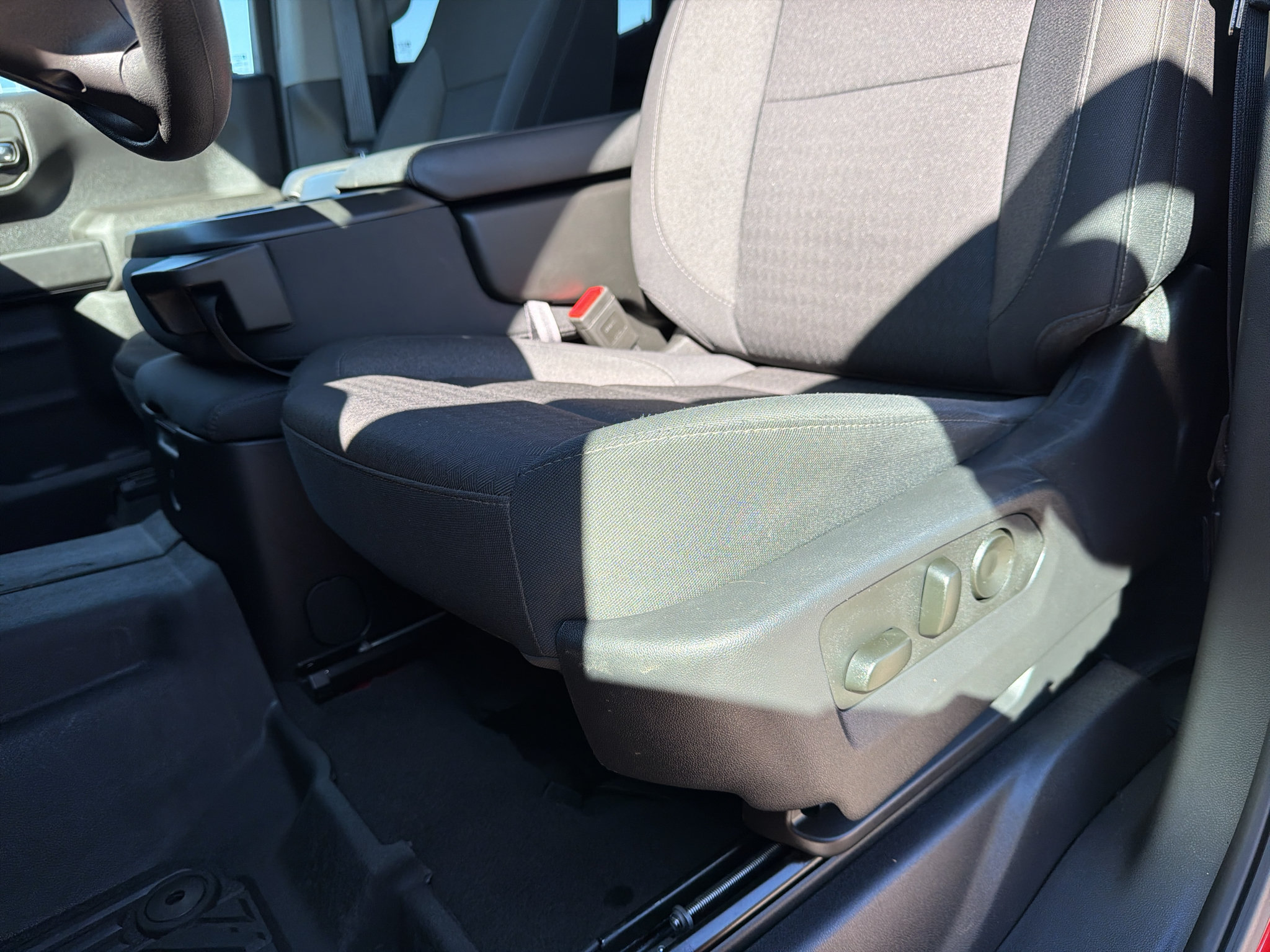 Used 2025 Chevrolet Silverado 1500 Custom Trail Boss w/ Dark Appearance Package AWD/4WD image 14