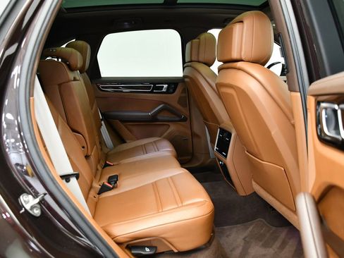 Used 2023 Porsche Cayenne Platinum Edition image 55