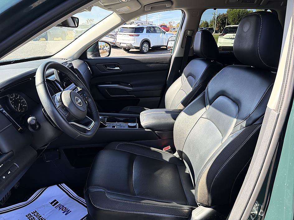 Used 2024 Nissan Pathfinder SL AWD/4WD image 12
