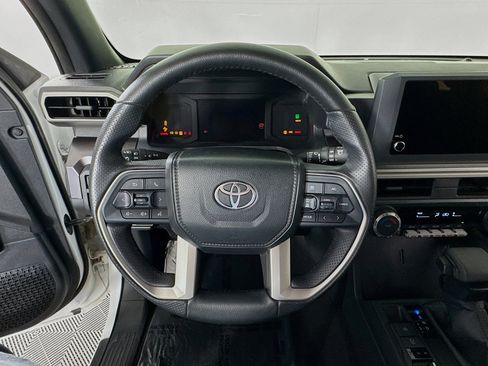 Certified 2025 Toyota 4Runner SR5 AWD/4WD image 13