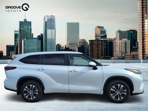 Used 2025 Toyota Highlander XLE image 7