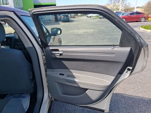 Used 2005 Chrysler 300 RWD image 9