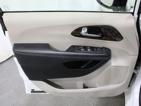 Used 2023 Chrysler Pacifica Limited FWD image 6