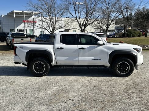 Used 2025 Toyota Tacoma TRD Off-Road w/ TRD Off Road Premium Package image 4