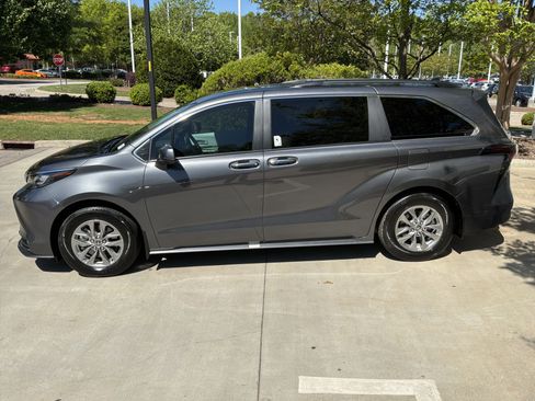 Used 2025 Toyota Sienna XLE w/ XLE Plus Package image 9