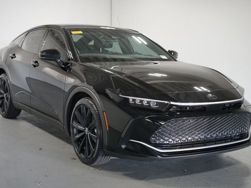 Used 2025 Toyota Crown Nightshade image 3