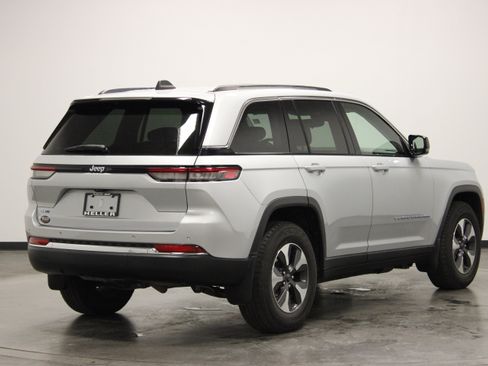 Used 2022 Jeep Grand Cherokee Limited 4xe w/ MOPAR Finishing Package AWD/4WD image 8