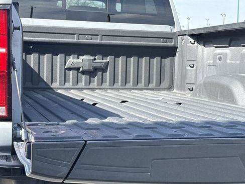 Used 2025 Chevrolet Silverado 2500 ZR2 w/ Technology Package image 11