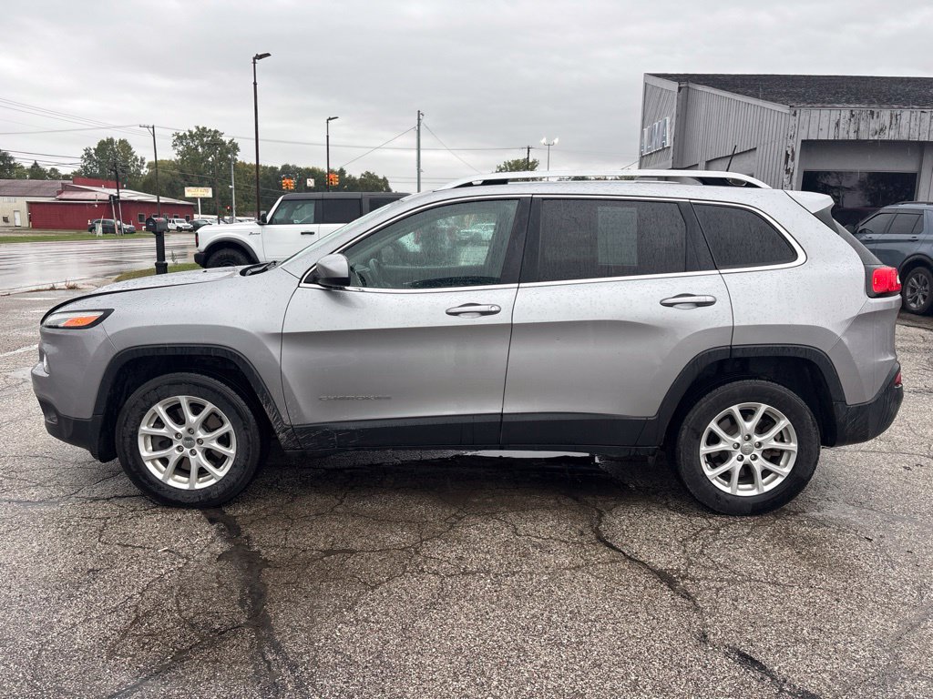 Used 2017 Jeep Cherokee Latitude w/ Cold Weather Group AWD/4WD image 1