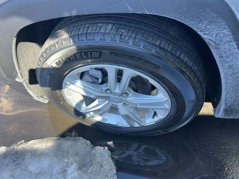 Used 2023 GMC Terrain SLE w/ Driver Convenience Package image 7