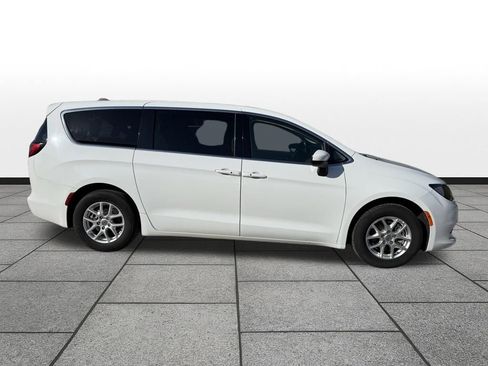 Used 2023 Chrysler Voyager LX FWD image 4