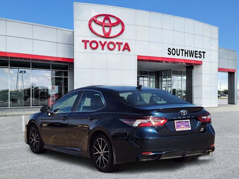 Used 2021 Toyota Camry SE w/ Cold Weather Package image 4