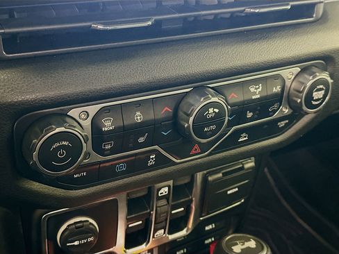 Used 2025 Jeep Wrangler Willys image 23