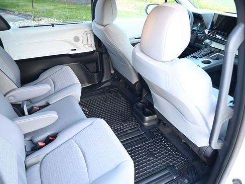 Used 2025 Toyota Sienna LE image 41