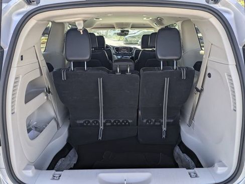 Used 2024 Chrysler Pacifica Touring-L image 12