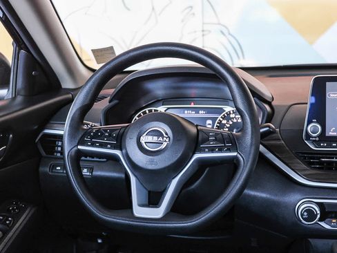 Used 2025 Nissan Altima 2.5 SV FWD image 15