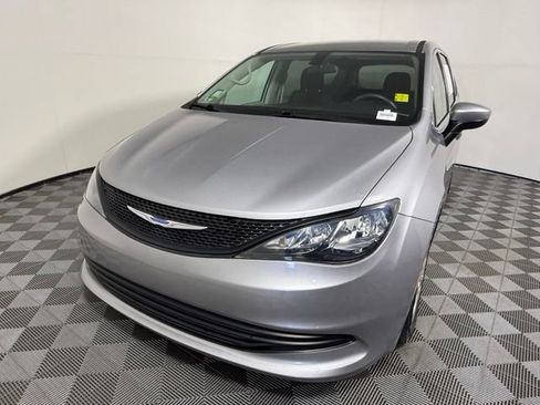 Used 2018 Chrysler Pacifica L FWD image 2