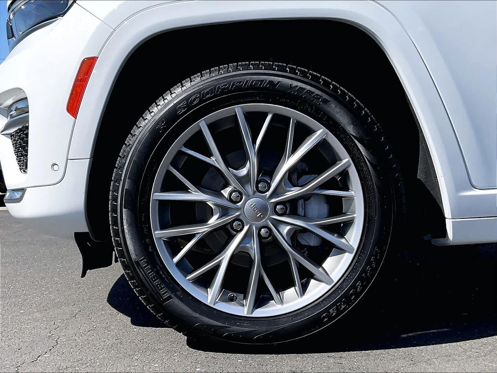 Used 2025 Jeep Grand Cherokee Summit w/ Adv Protech Group IV AWD/4WD image 12