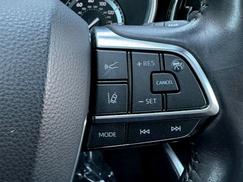 Used 2021 Toyota Highlander XLE AWD/4WD image 28