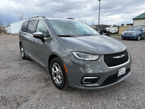 Used 2023 Chrysler Pacifica Limited FWD image 1