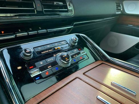 Used 2019 Lincoln Navigator Reserve image 13