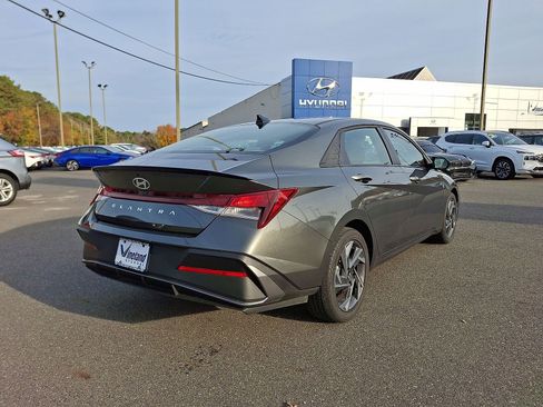 Certified 2025 Hyundai Elantra Sport image 30