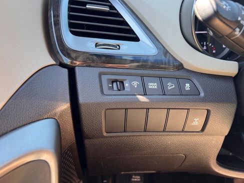 Used 2017 Hyundai Santa Fe SE AWD/4WD image 13