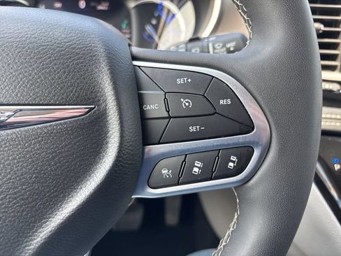 Used 2023 Chrysler Pacifica Touring-L FWD image 15