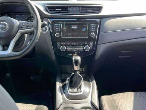 Used 2020 Nissan Rogue SV FWD image 3