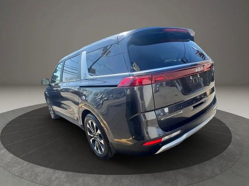 Used 2022 Kia Carnival EX image 7