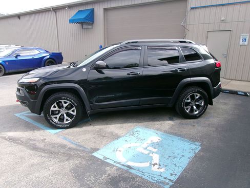 Used 2014 Jeep Cherokee Trailhawk w/ Comfort/Convenience Group AWD/4WD image 3