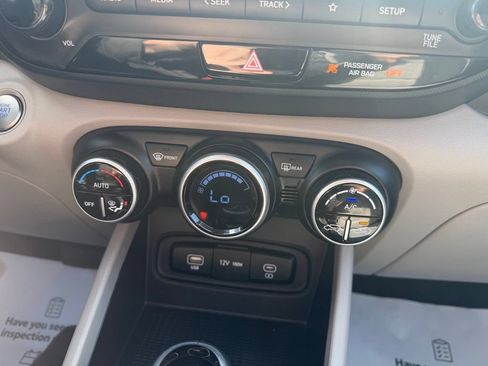 Used 2024 Hyundai Venue SEL FWD image 19