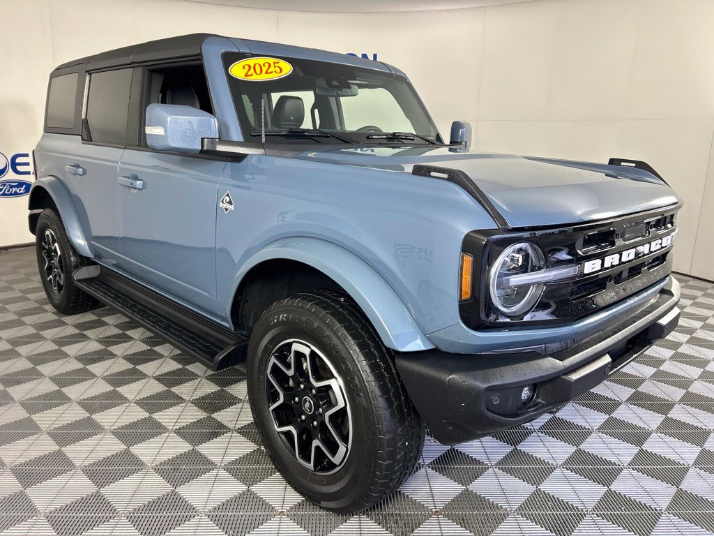 Used 2025 Ford Bronco Outer Banks AWD/4WD image 3