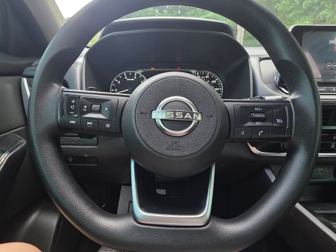 Used 2024 Nissan Rogue S FWD image 9