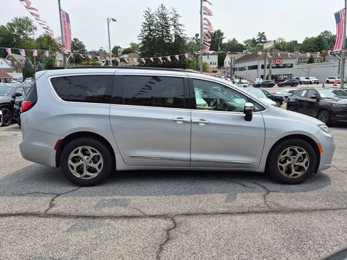 Used 2023 Chrysler Pacifica Limited FWD image 5