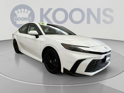 Used 2025 Toyota Camry SE FWD image 2